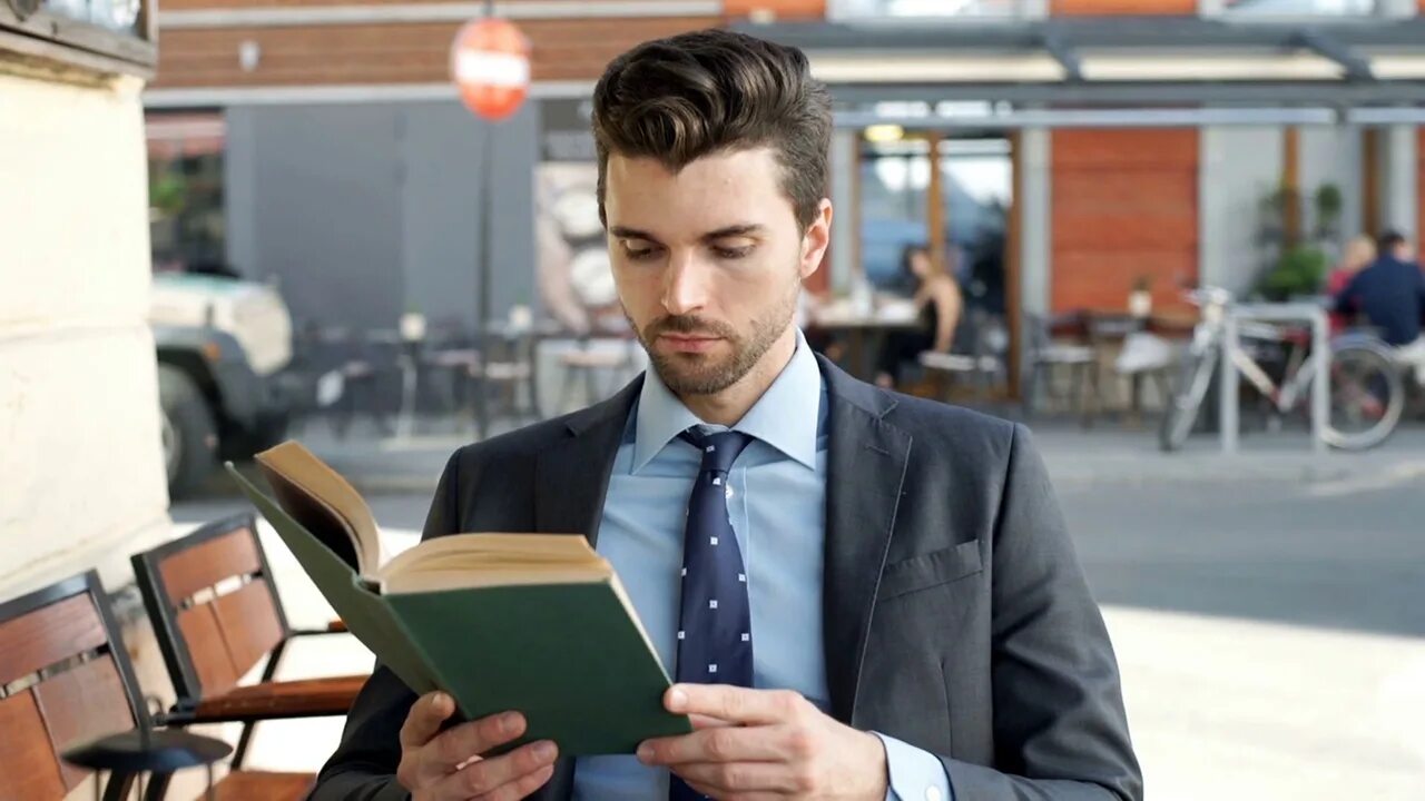 Мужчина с книгой. Бизнесмен читает книгу. Книги в офисе. Книги прочитать бизнесмен. Книга для….