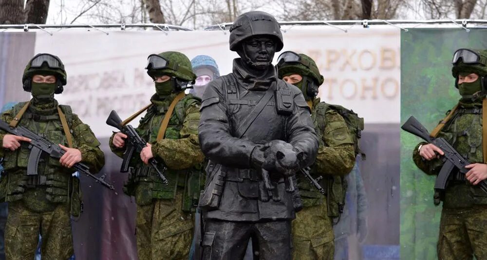 добрые зеленые человечки. добрые зеленые человечки. вежливые люди в симферополе 2014. зеленые человечки вежливые люди в крыму. добрые люди военные.