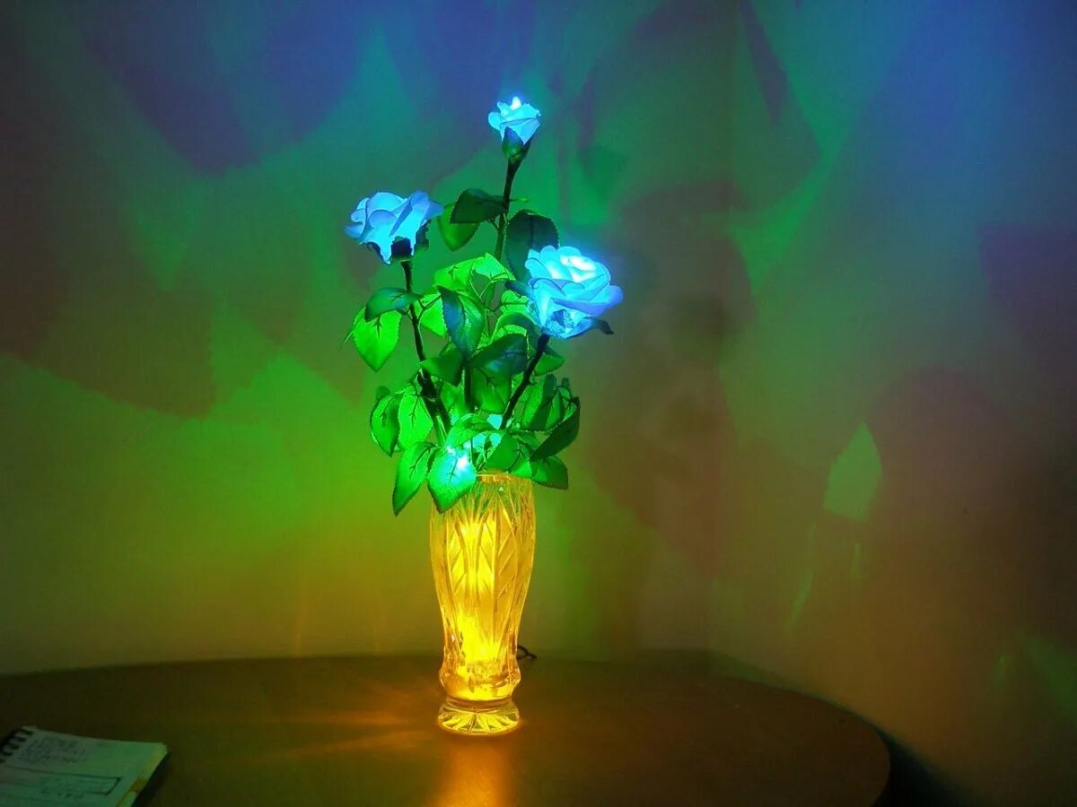 Фантастические цветы. Светящиеся цветы в темноте. Светящиеся цветы. Светящиеся букеты. Светящиеся цветы в темноте.