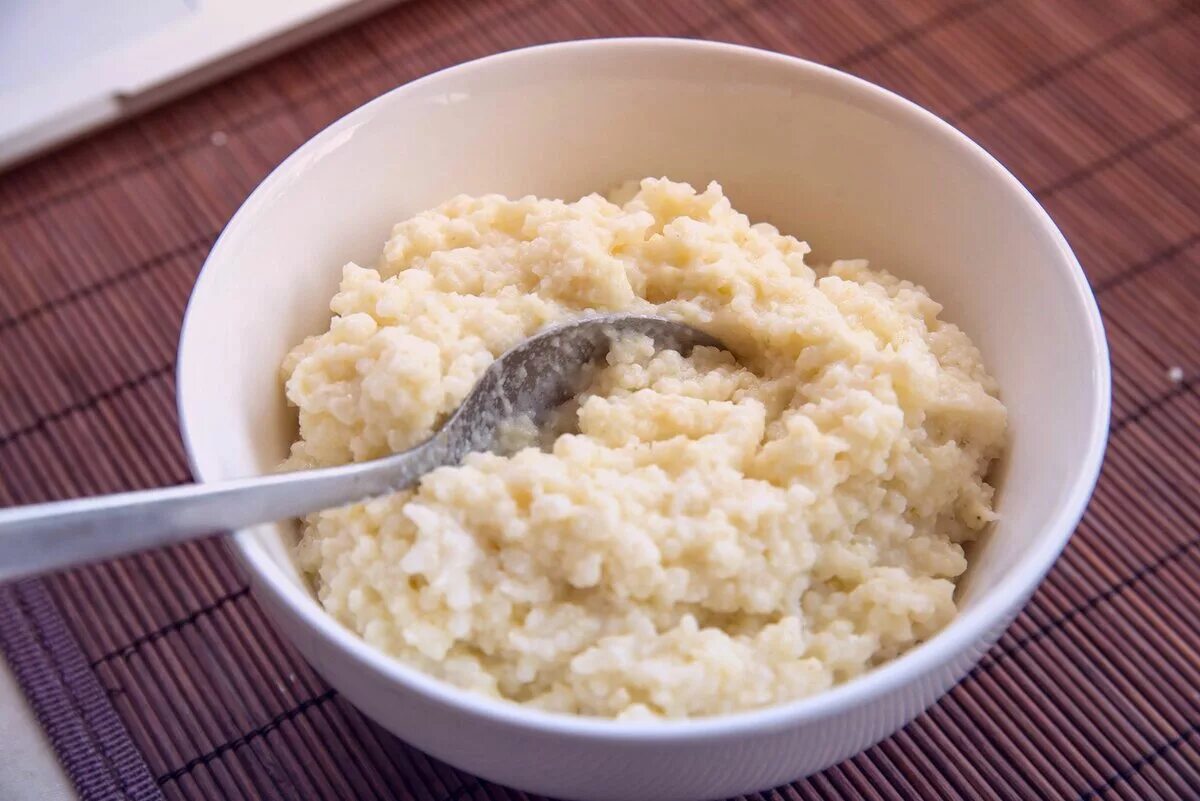 Овсянка в тарелке. Молочная каша геркулес. Овсяная каша. Как выглядит каша. Каша квиноя.