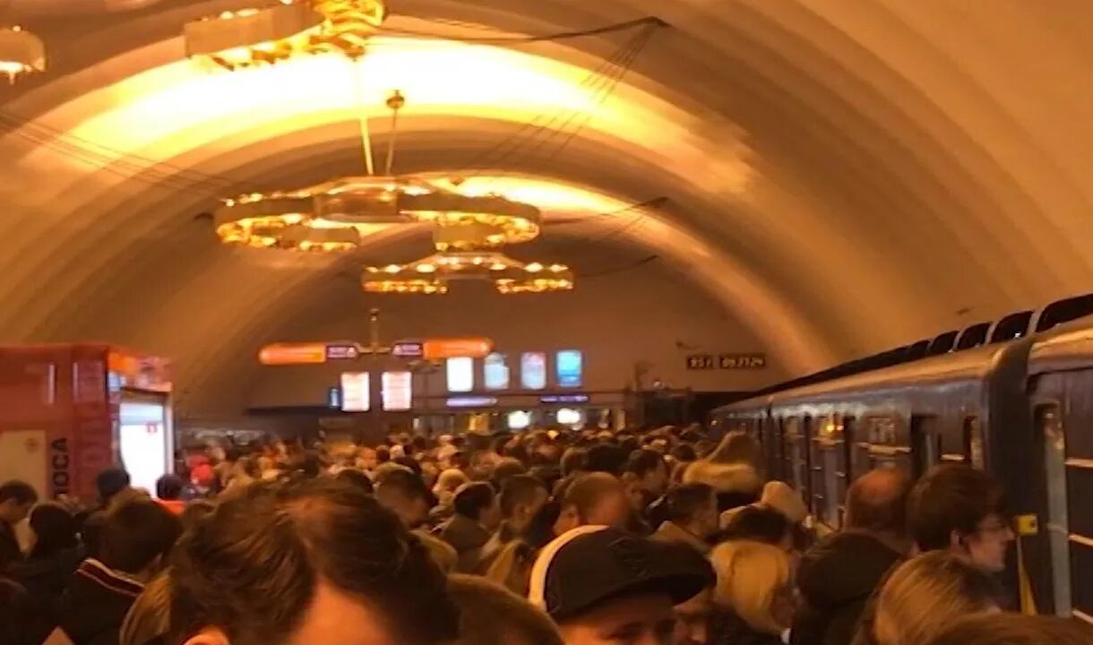 На площади восстания пассажир упал на рельсы. Оранжевая ветка метро. Оранжевая ветка. Поезда на оранжевой ветке метро. Люди на станции метро.
