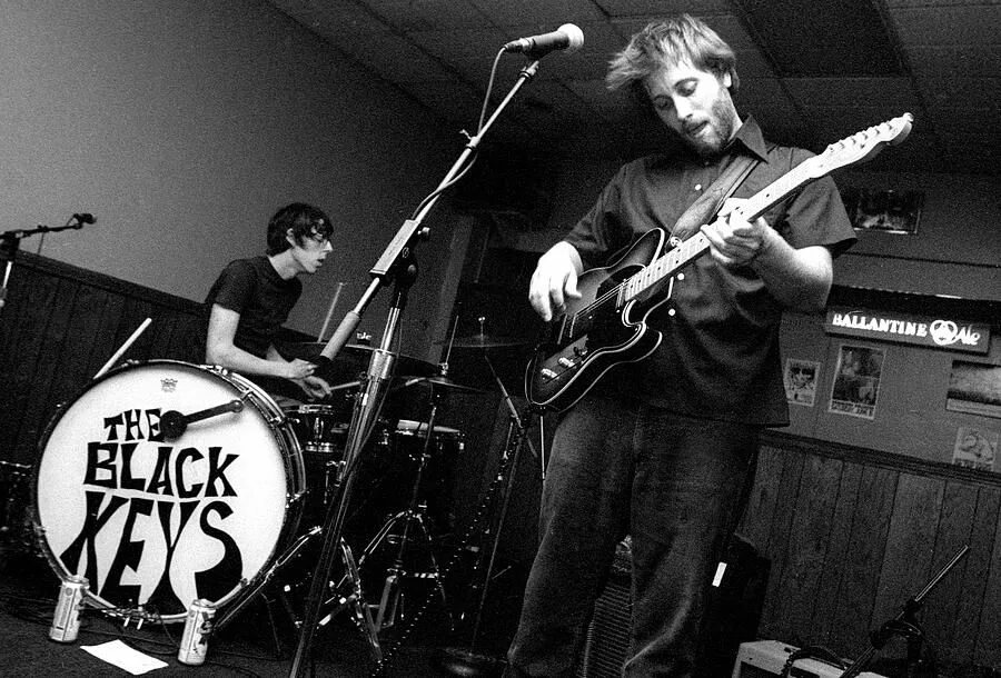 Black keys i. Группа the black keys. the black keys в молодости. the black keys live. the black keys американская рок-группа.
