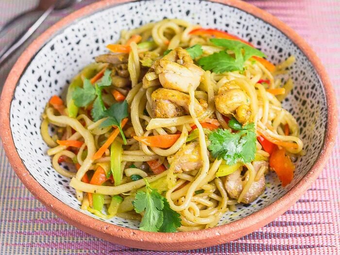 Лагман с джусаем. Лапша лагман с овощами. Лагман фото. Лапша с курицей. Лагман по дунгански.