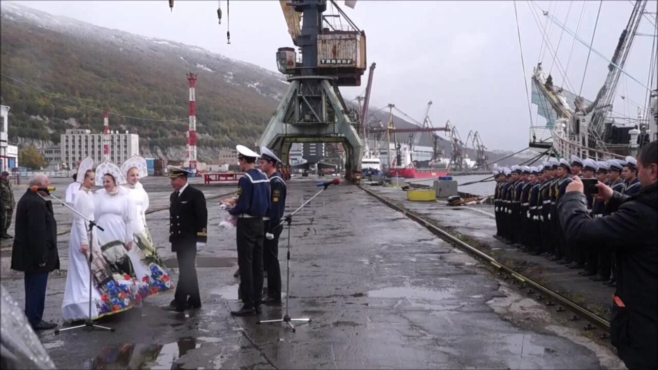 Сколько времени будет в магадане. Паллада в Магадане. Адмирал Магадан. Фрегат в Магадане.