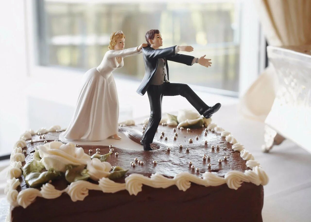 Фигурки на свадебный торт. Оригинальные торты на свадьбу. Свадебный торт прикольный. Свадебный торт с фигурками жениха и невесты.