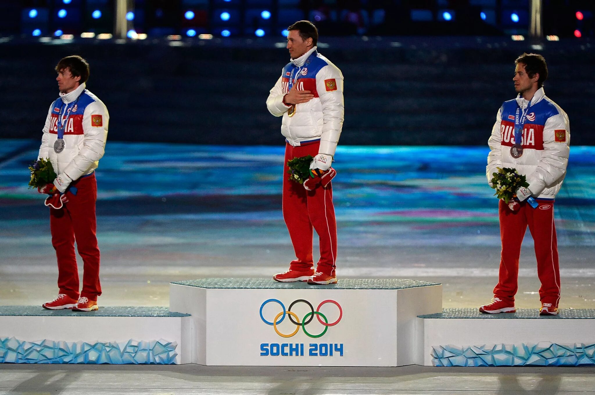 Медалей зимних олимпийских игр 2014. Легков Вылегжанин Черноусов. Спортсмены на пьедестале.