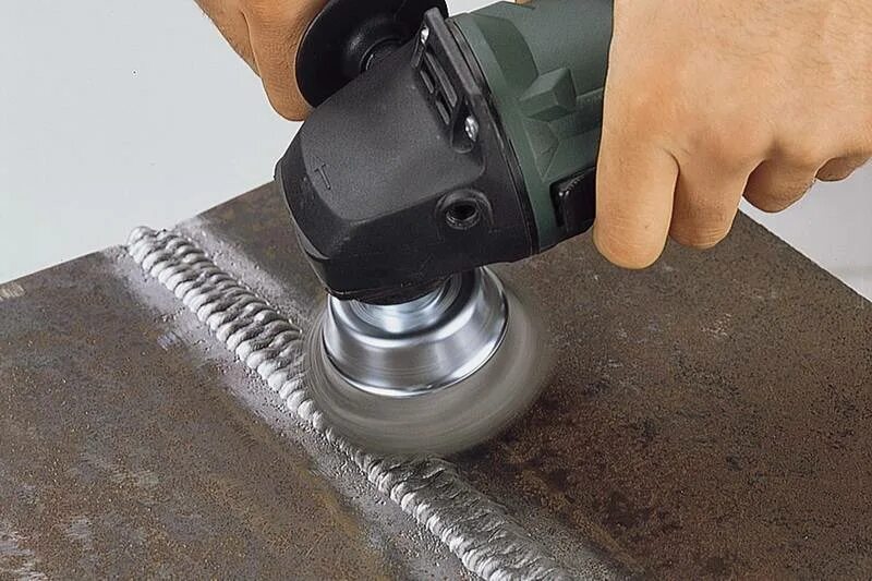 Насадка на болгарку для очистки металла от ржавчины. Аккумуляторная угловая шлифмашина makita dga900z. Зачистка металла от ржавчины болгаркой. Очистить болгарку. Makita шлифмашина угл dga701zu.