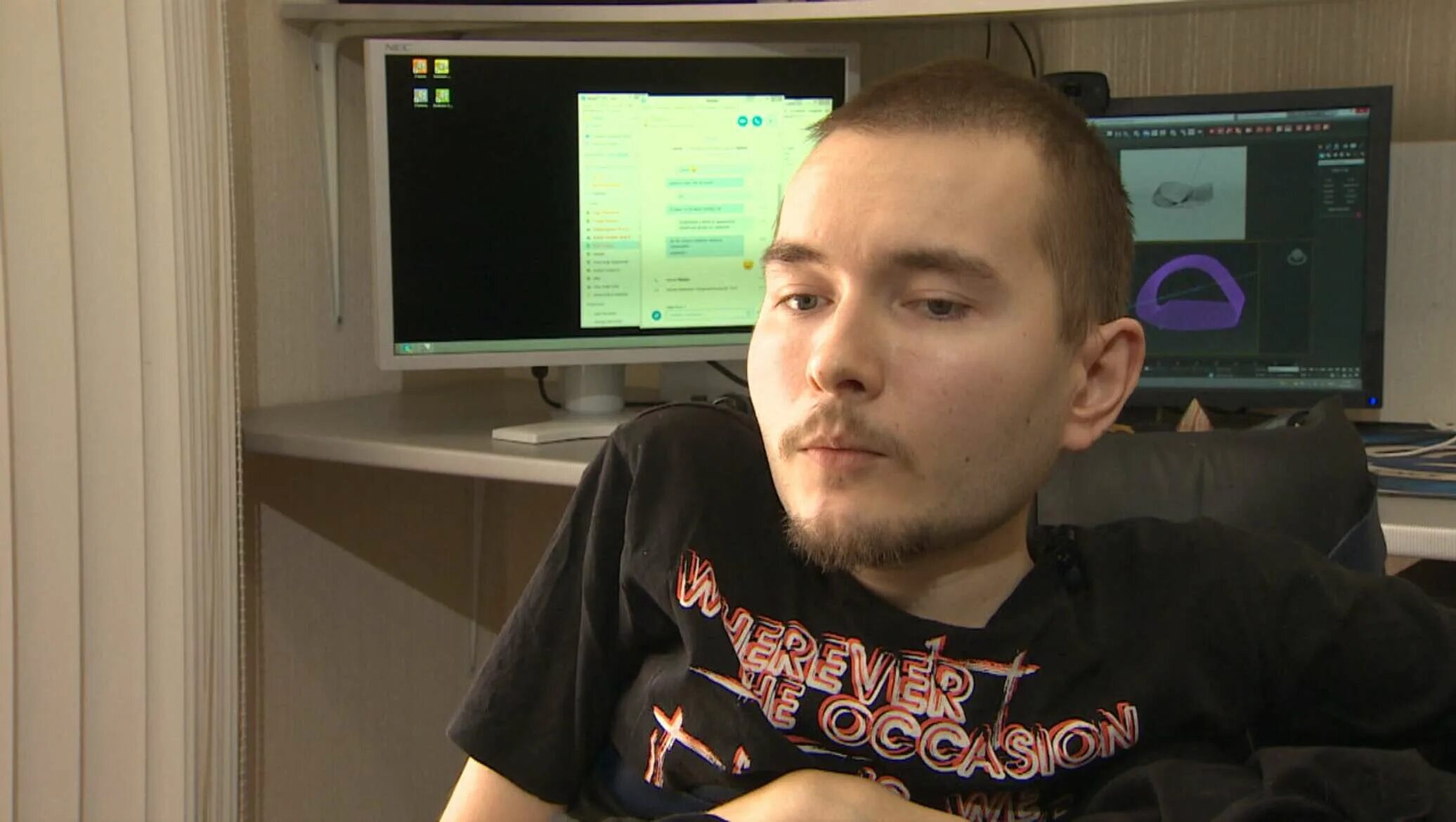 Мужчина в шоке за компьютером. Усталый человек. Идея в голове. Валерий спиридонов. Злой программист.