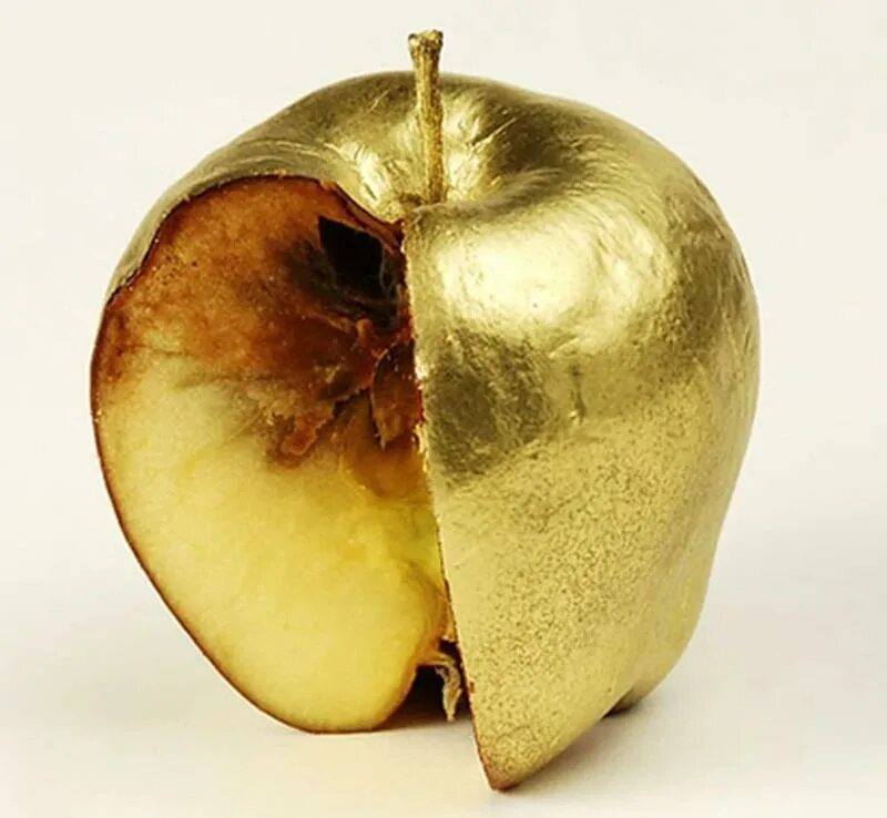 Обманчивый значение. Красивое гнилое яблоко. Яблоко внутри.
