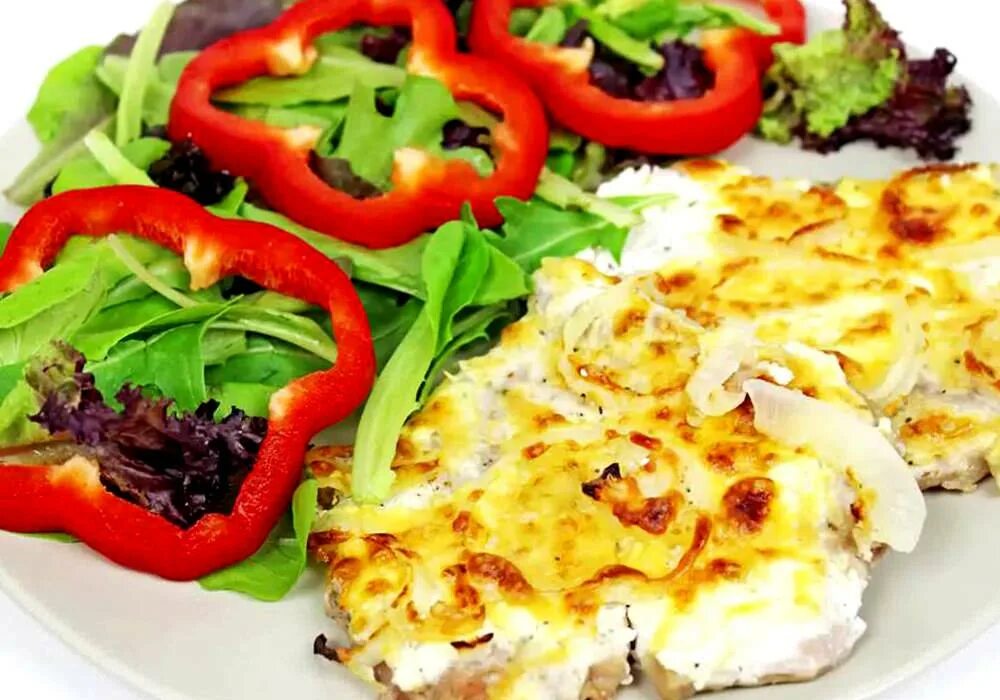 Мясо по-французски в духовке. Мясо по французски. Мясо по французски в ресторане. Мясо по французски без помидор в духовке. Мясо по-французски с картошкой.