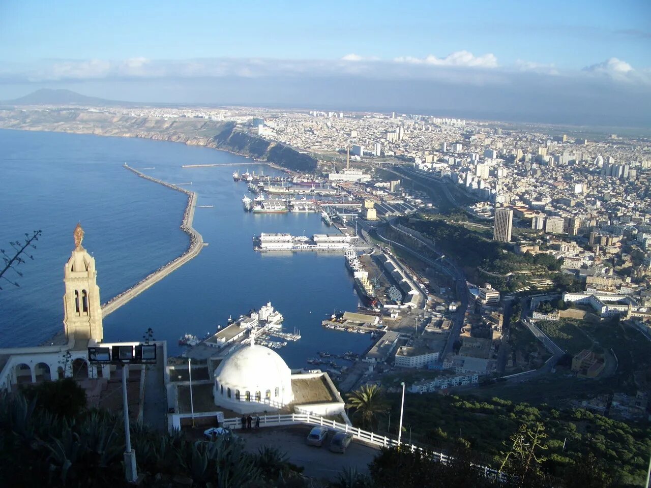 Город порт в алжире. Оран Алжир. Оран город в Алжире. Алжир город Оран достопримечательности. Оран город в Алжире фото.