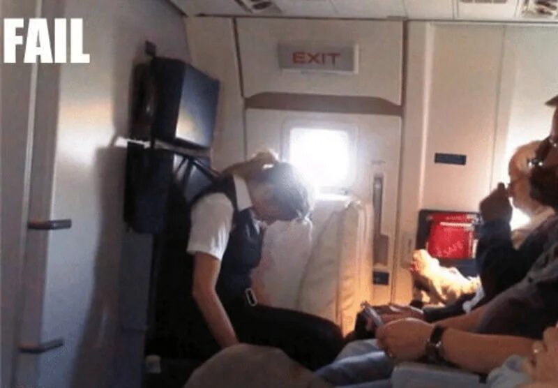 Чужие дали в самолете не поспали. Человек с чемоданом рисунок. Чужие дали в самолете не поспали. Спящие в самолете. Чужие дали в самолете не поспали.