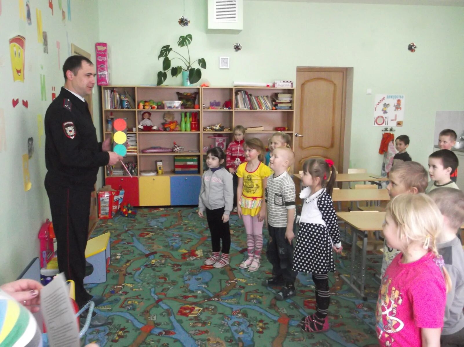 Занятие на улице подготовительная группа. Беседа в подготовительной группе. Беседа с детьми подготовительная. Беседа с детьми детьми подготовительной группы. Дети подготовительной группы.