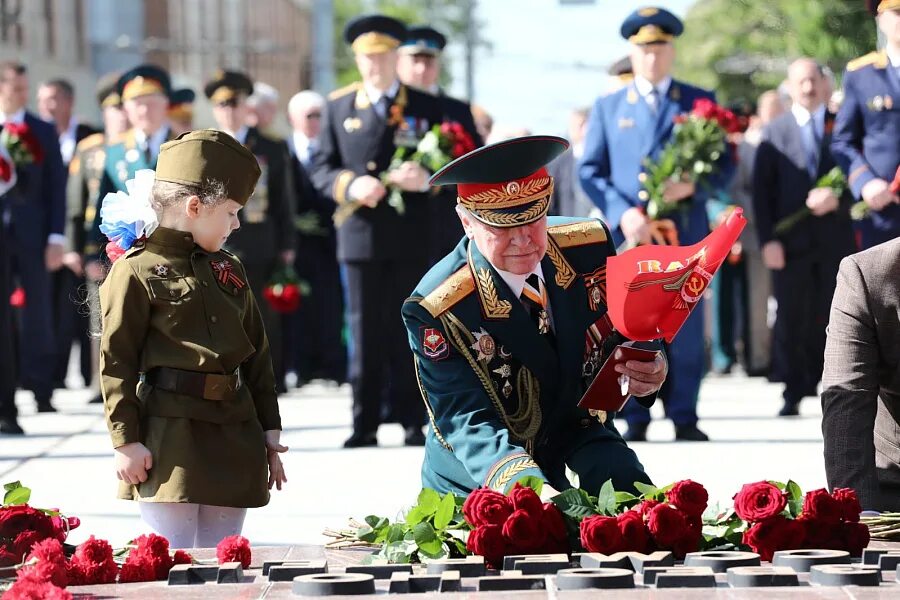 9 мая день победы вечный огонь. Возложение цветов к Вечному огню на красной площади. День Победы возложение цветов. Цветы ветеранам.