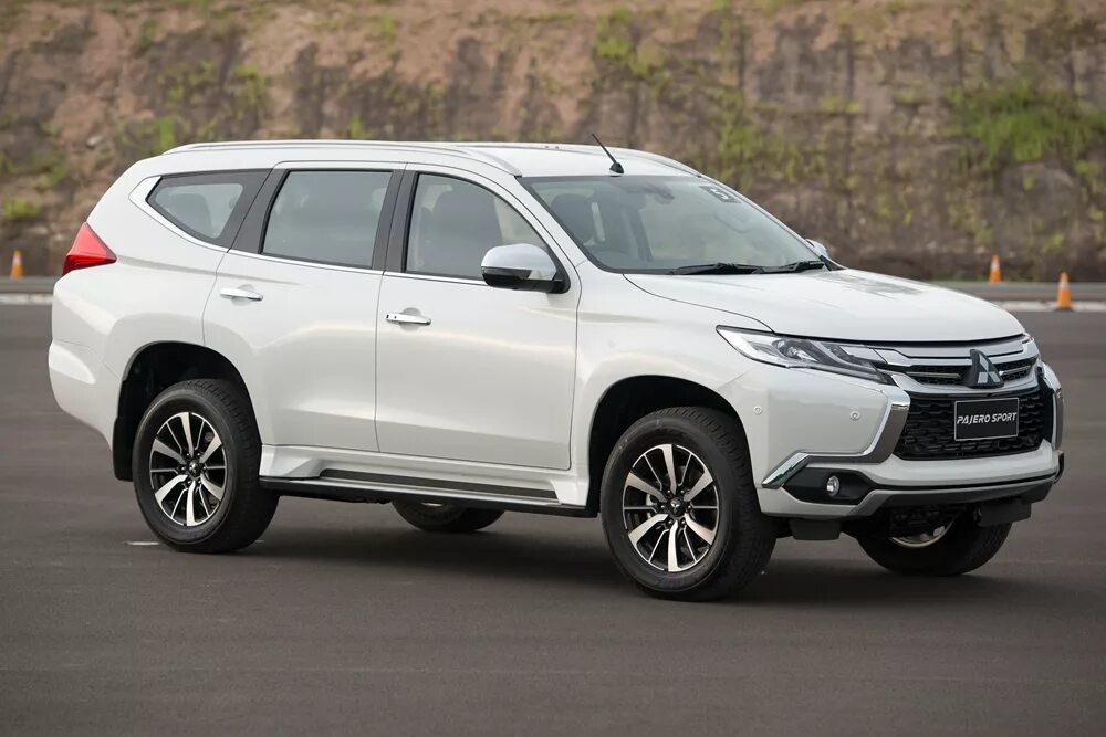 Mitsubishi pajero 2016. Mitsubishi Pajero Sport 2016. Паджеро спорт 2016. Pajero Sport 2016. Митсубиси Паджеро 2016.