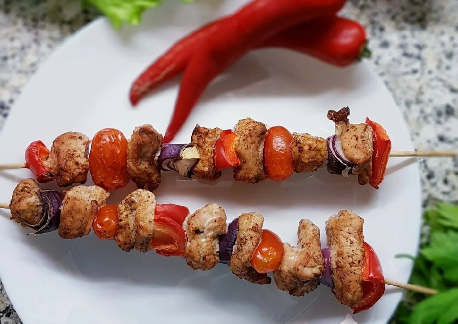 Свинина в духовке шашлык с овощами. Шашлык из индейки на шпажках. шашлычки на шпажках в духовке из курицы. шашлычки из индейки в духовке. шашлычок из индейки на шпажках.