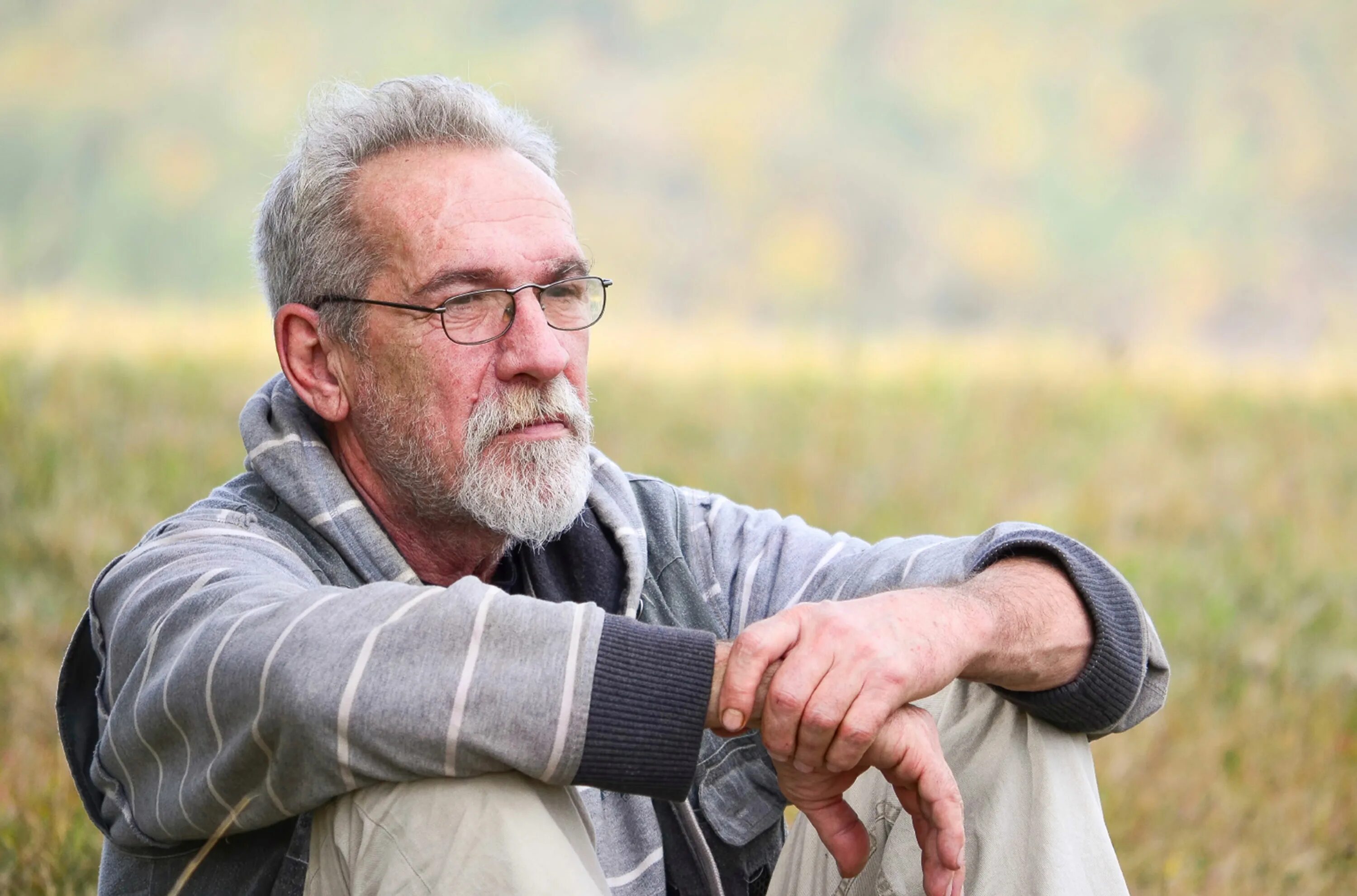 Угрюмый человек на белом фоне. Угрюм мрачен надменен и горд. Ламбротин. Сергей лопатин физик. Стал я угрюмым больным.