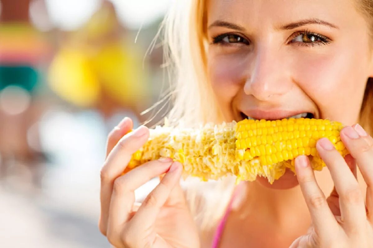 Кукуруза. Человек ест кукурузу. Девушка ест кукурузу. Вареная кукуруза. Польза кукурузной воды