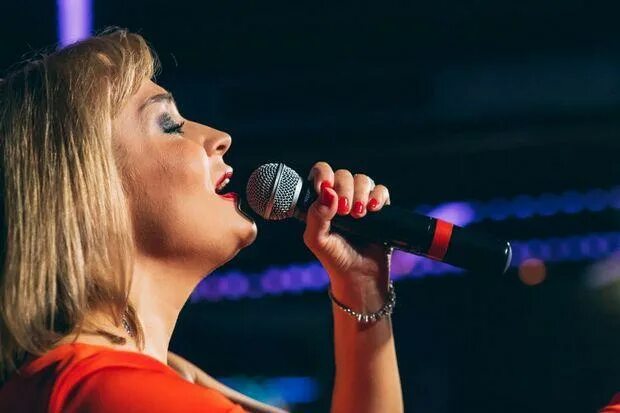 поет буланова