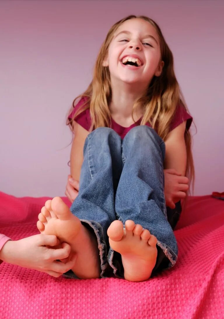 Girl small feet. Ноги за голову дети girl мультфильме. Стопы детей девочек. 11 feet. Вайнер изабель barefoot.