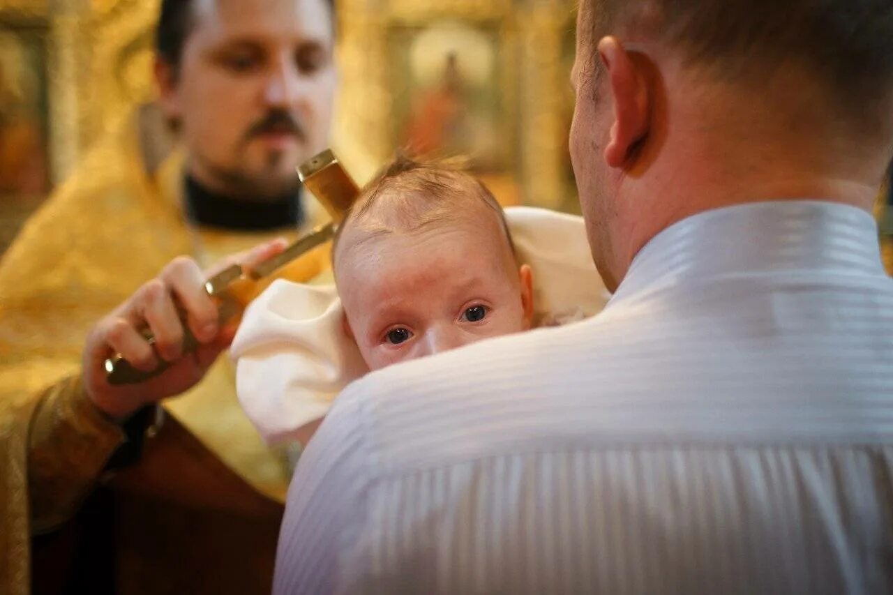 Дети в храме. Крещение ребенка. Крещение в православии. Младенец в храме. Может ли быть два крестных