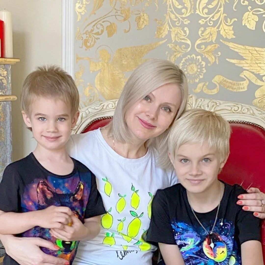 Сколько лет младшему сыну