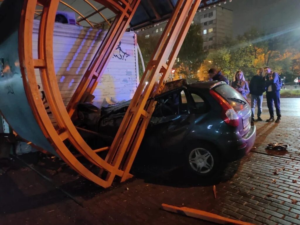 Происшествия в ижевске сегодня. Машина на улице в России.