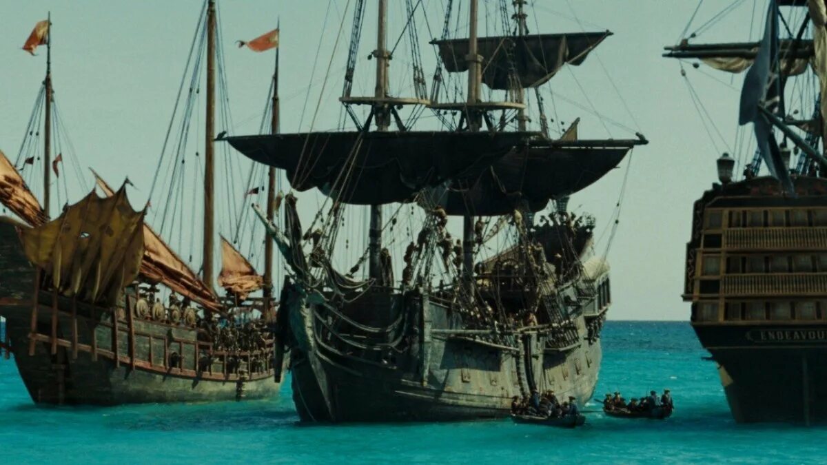 Черный корабль пиратов. Чёрная Женчужина пираты Карибского моря. Пираты Карибского моря черная Жемчужина. Летучий голландец и черная Жемчужина. Чёрная Жемчужина корабль из пиратов Карибского моря.