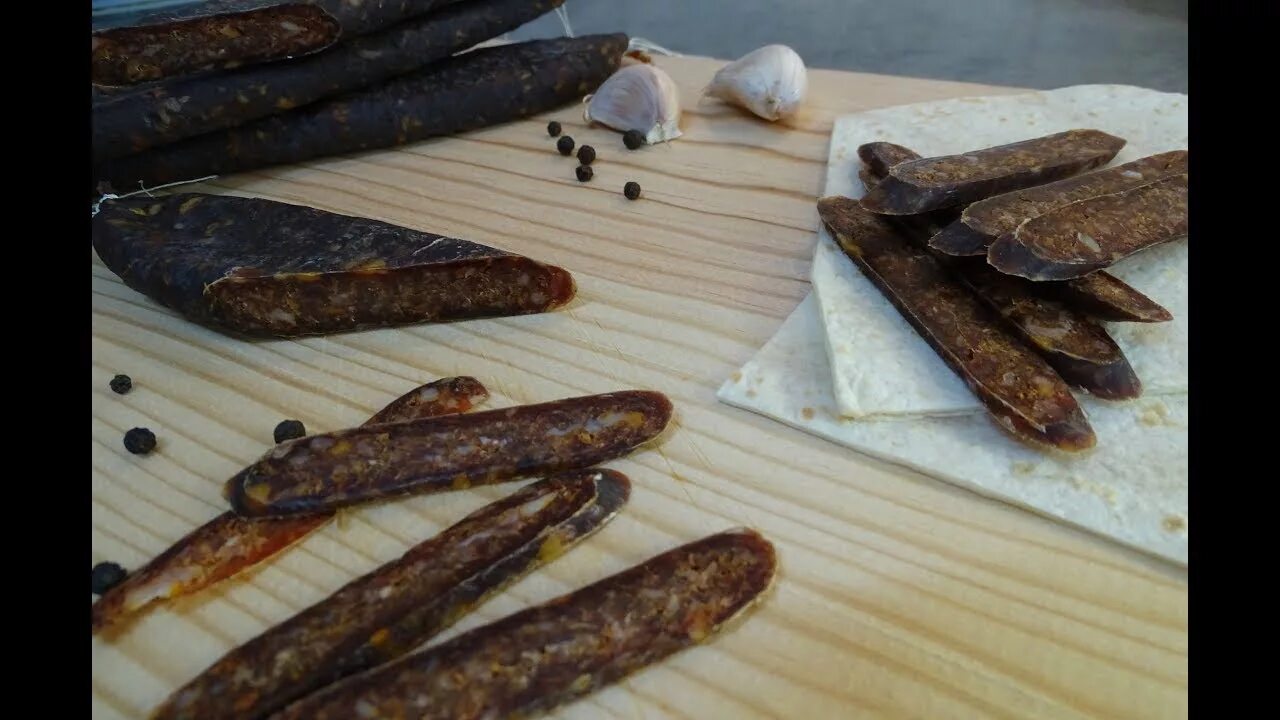 Суджух по армянски. Армянская бастурма и суджух. армянская кухня суджух. армянский мясной суджух. суджух попоков.