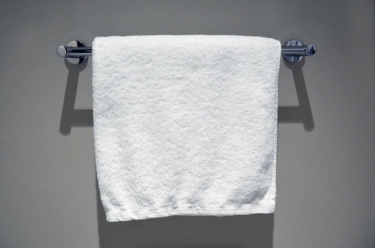 Полотенце висит. Полотенце махровое белый. Белое полотенце висит. Полотенца для ванны висячие. Украли полотенце
