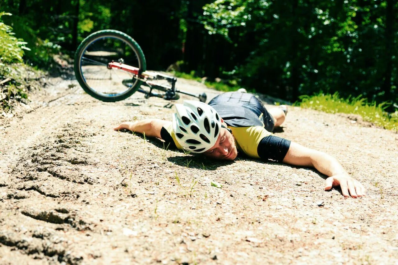 Ловушки для велосипедистов. Человек падает с велосипеда. Велосипед лежа.