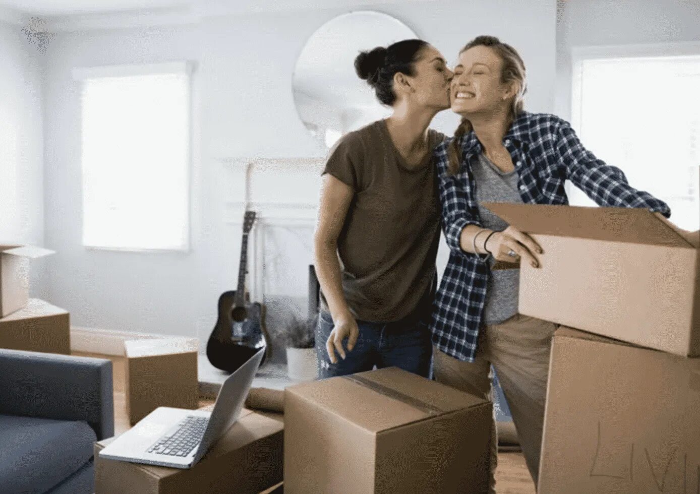 Couple with moving Boxes. Move картинка. Moving to an Apartment. Apartment moving Company.