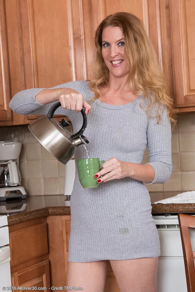 зрелые русские домохозяйки. сельские домохозяйки. пожилая женщина в фартуке в кухне. женщина в бигуди и халате. пожилая женщина в фартуке.