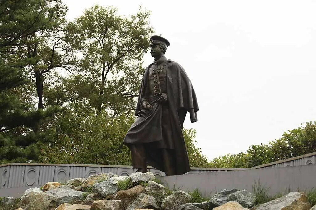 Памятник Болтину в Находке. Памятник Александру Болтину в Находке. Город находка статуя.