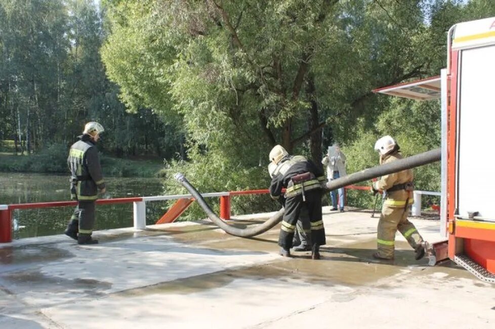 Забор воды пожарным насосом. Пирс пожарный для забора воды. Площадка для забора воды пожарной техникой. Ограждение пожарного водоема. Забор воды из пожарного водоема.