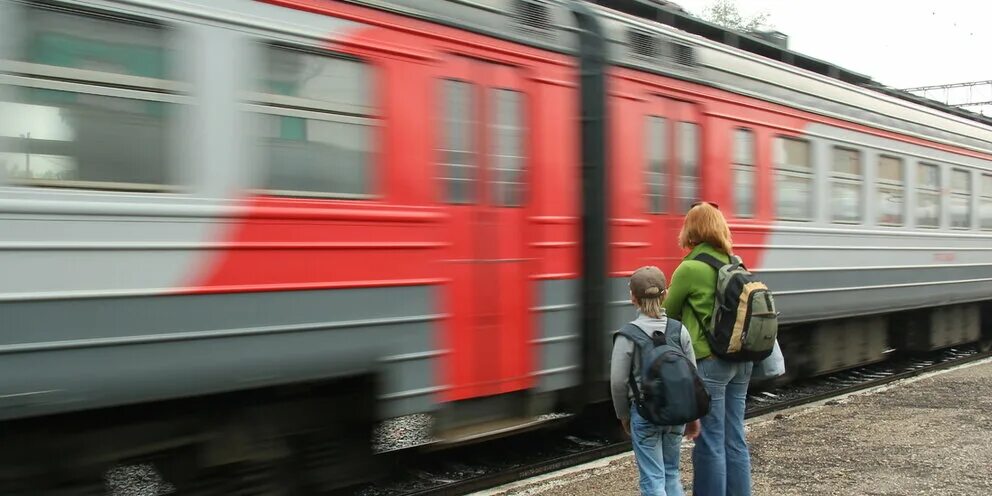 Электричка. Новый электропоезд. Три человека попали под электричку в Москве. Почему остановилась электричка