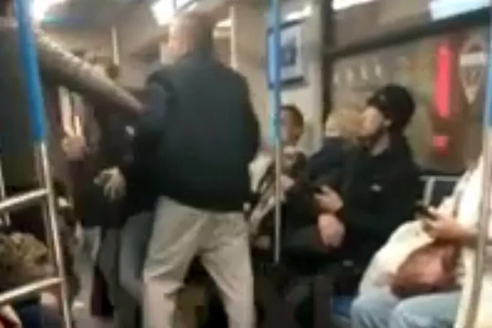 Нападение на поезд. Нападение на девушку в метро. Женщины подрались в метро.