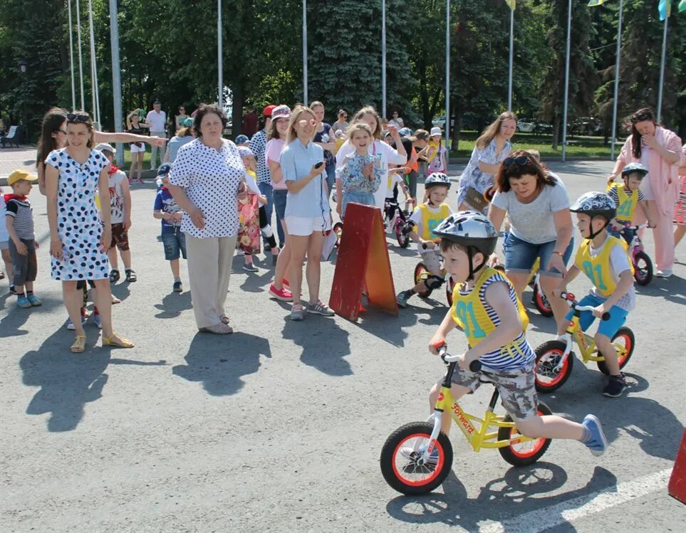 Мероприятия в ульяновске сегодня. Соревнования на беговелах. Спортивное соревнование в детском саду на велосипедах. Дошколенок Ульяновск. День Ульяновска.