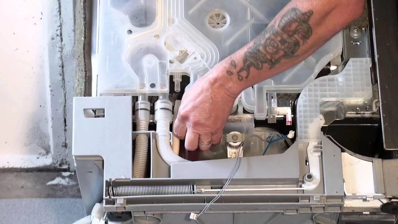 Посудомоечная машина Bosch 55t34. Геркон датчик воды посудомоечной машины. Клапан на посудомоечную машину бош. Машина гудит и не набирает воду