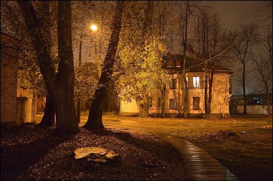 Ушли городок. Вечерняя улица. Осенний двор. Двор вечером. Провинциальный город ночью.