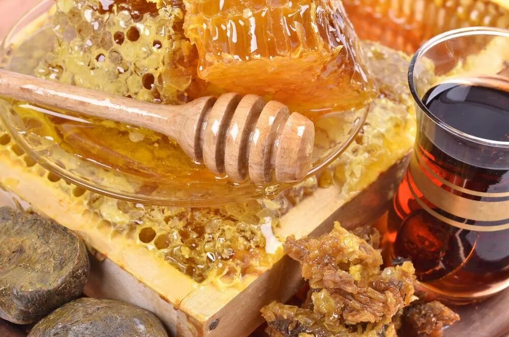 Мед и продукты пчеловодства. Мед с пергой и прополисом. Перга медовая. Мед микс с прополисом 500 гр. Продукты пчеловодства прополис перга.