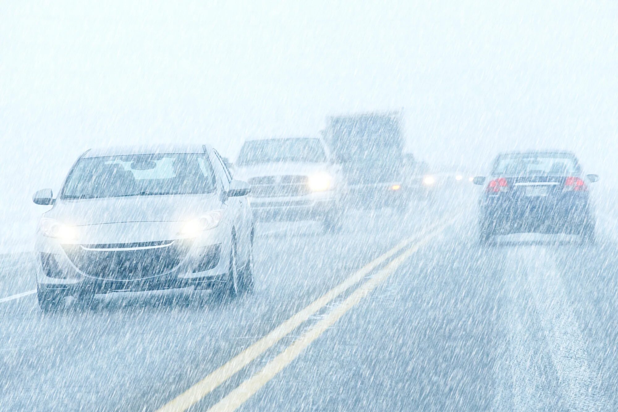 Туман зимой на дороге. Плохая видимость на дороге. Плохие погодные условия на дорогах. Метель на дороге.