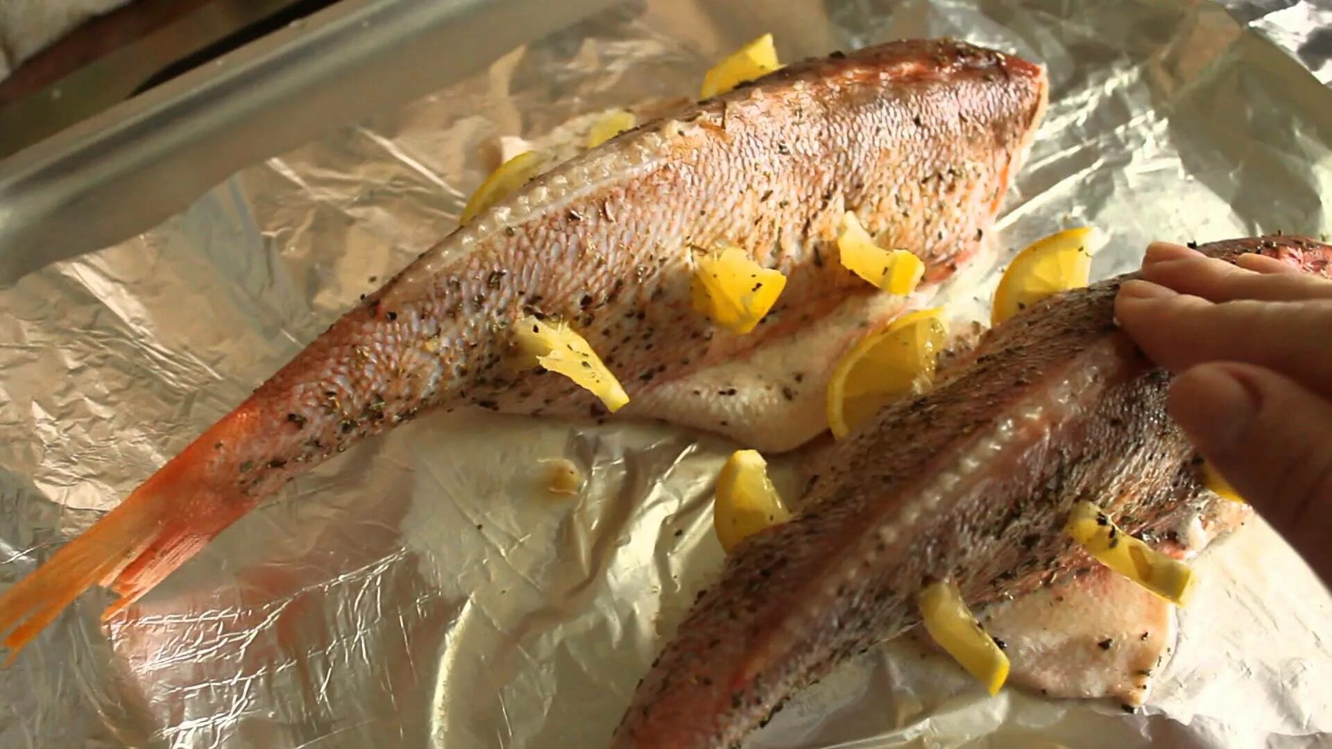 Окунь в духовке в фольге. Запекаем морского окуня в фольге. Морской окунь в духовке в фольге. Окунь в духовке. Запекаем морского окуня в фольге.