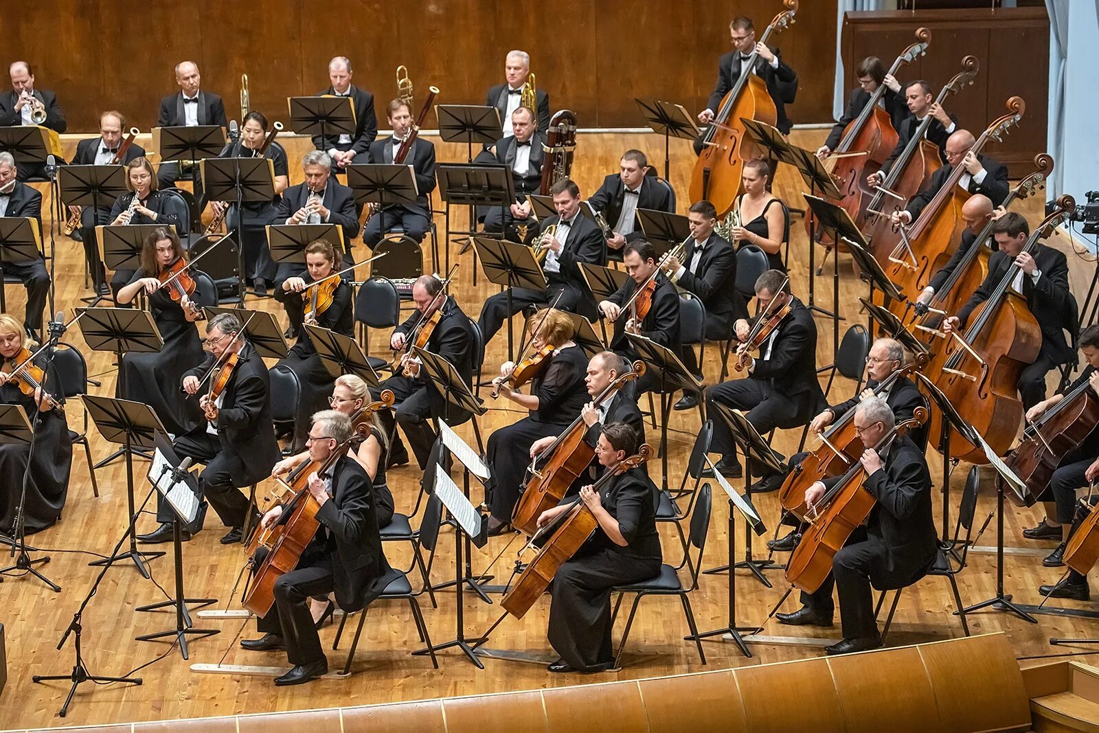 Симфонический оркестр Бетховен. Симфонический оркестр Москвы «русская филармония». Симфонический оркестр Москвы русская филармония дирижер. Симфонический оркестр апрель