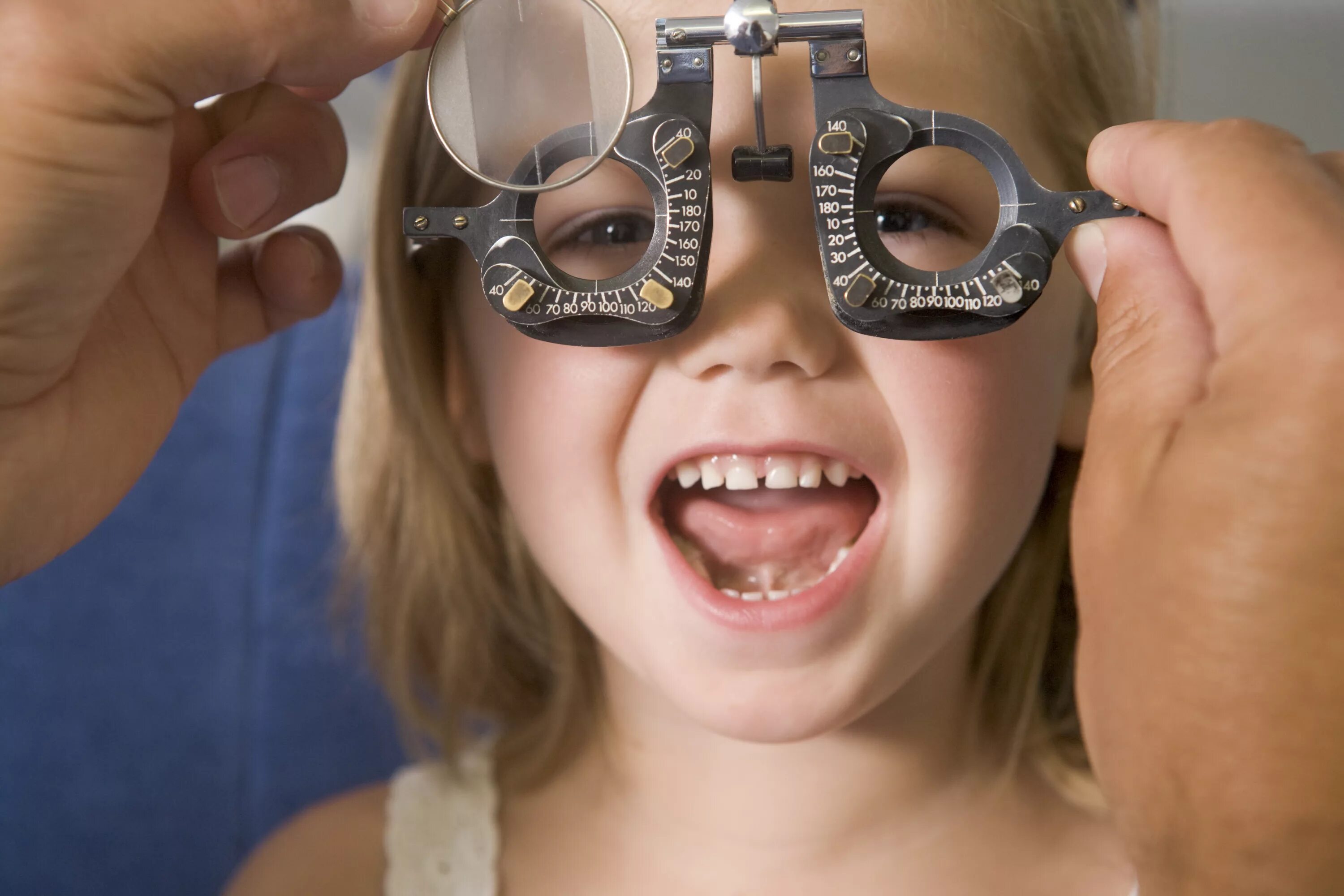 Нарушение зрения в 3. Детские очки астигматизм. Очки при близорукости. Очки для коррекции зрения. Очки для дальнозоркости ребенку.