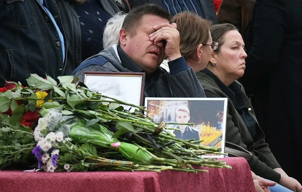 Прощание с жертвами теракта в крокусе. 17 Октября Керчь. Керчь прощание с погибшими.