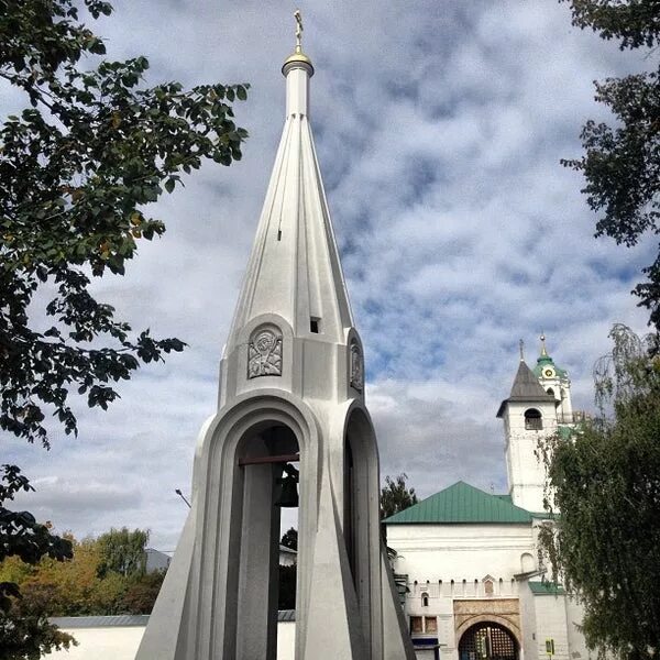 Памятник 1612 года. Часовня Казанской Богоматери Ярославль. Часовня на Которосльной набережной в Ярославле. Памятник народному ополчению 1612. 1612 Года Ярославль Казанская часовня.