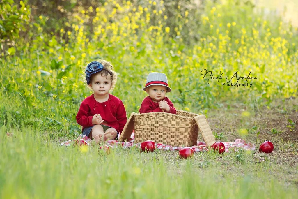 Field children. Пикник в поле малыши. Идеи фотосессии с детьми в лугах. Фотосессия в поле пикник с детьми. Фотосессия пикник для мальчиков.