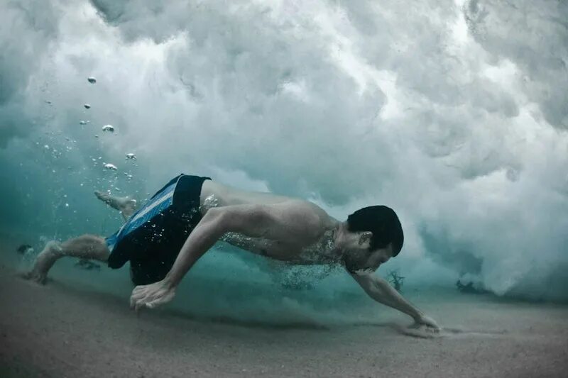 Фотосессия под водой. Человек под водой. Вода и человек. Человек ныряет.