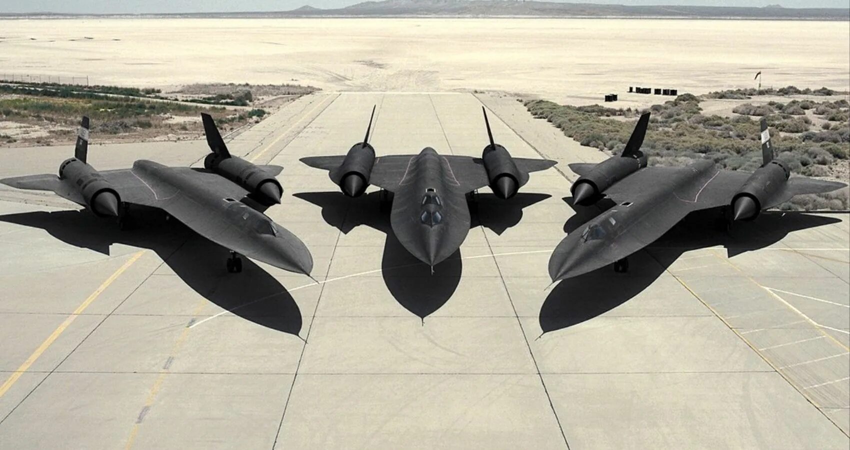 The sr. SR 71 Blackbird. Lockheed SR-71 Blackbird. SR-71 черный Дрозд. Черный Дрозд самолет SR 71.